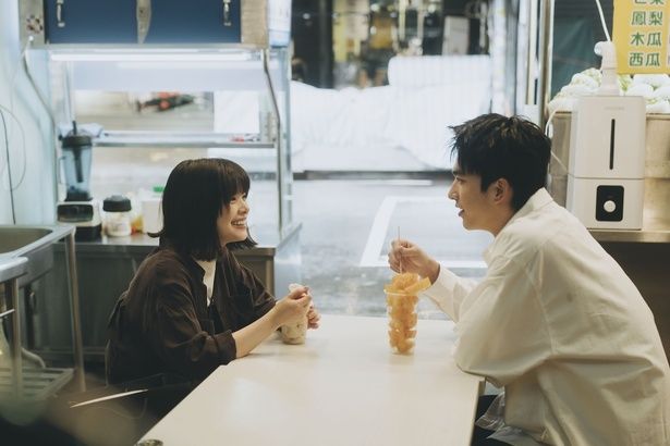 【写真を見る】岸井ゆきのが台湾の新鋭ツェン・ジンホアと共演 Copyright [c] 2021 by Banana Yoshimoto All rights reserved.Japanese original edition published by Shinchosha Publishing Co., Ltd., Japan in 2021.The permission to use the original novel to produce this movie has been arranged with Banana Yoshimoto through ZIPANGO, S.L.[c]2026映画「SINSIN AND THE MOUSE」FILM PARTNERS