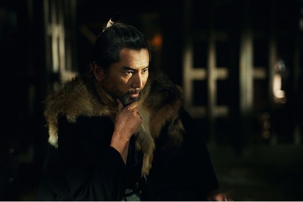 【写真を見る】真相を解き明かすため地下牢を訪れた荒木村重らをとらえた新たな「キャラクターカット」も解禁に [c]米澤穂信/KADOKAWA [c]2026映画「黒牢城」製作委員会