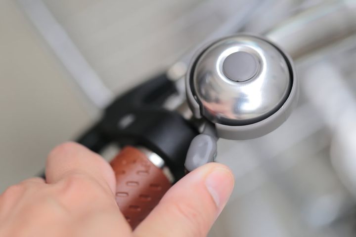 自転車で走行中、前の歩行者に対して「どいてほしい」という理由でベルを鳴らすと反則金の対象に？（画像はイメージ）