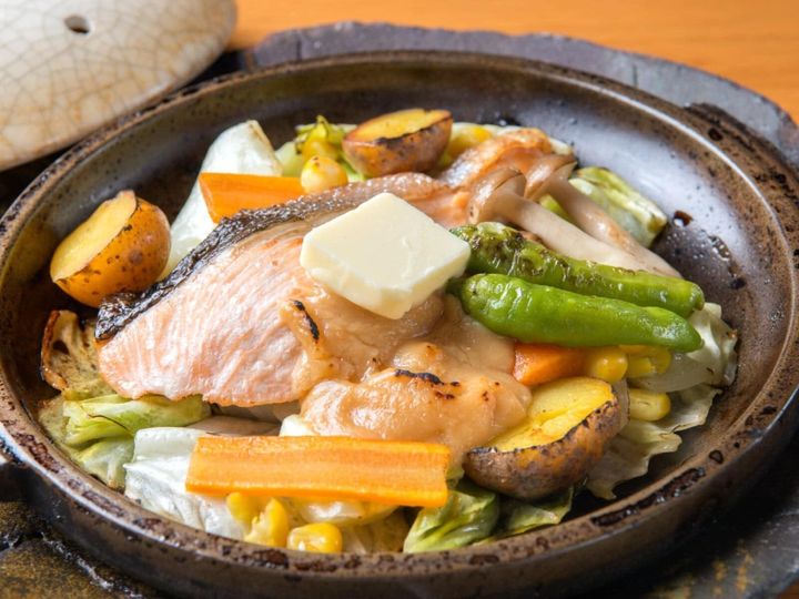 All About ニュース編集部が全国250人を対象に実施した「都道府県のイメージに関するアンケート」の調査結果から、郷土料理が魅力的だと思う都道府県ランキングを発表！ 2位「北海道」を抑えた1位は？