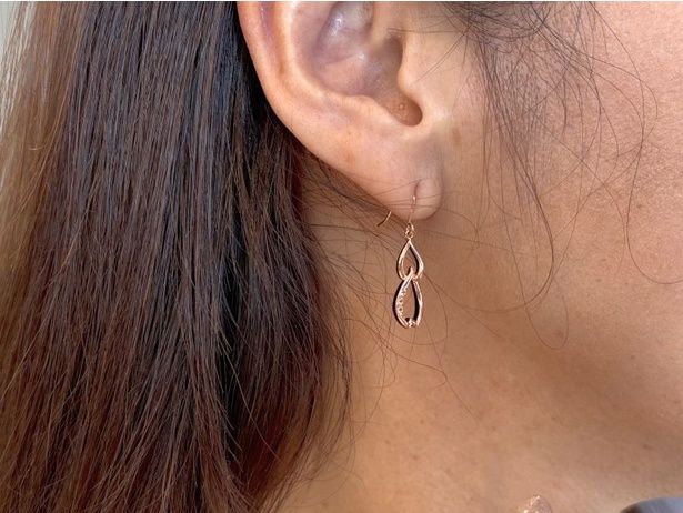 “風に舞う柔らかな花びら”が表現されている