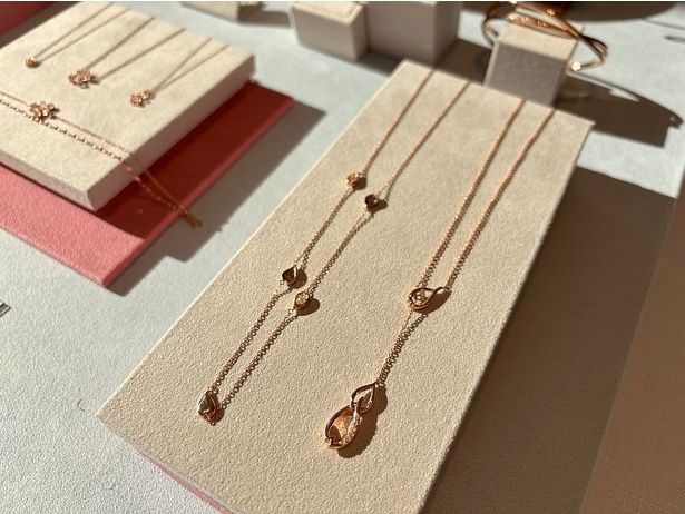 「【SAKURA Collection】シルバー ネックレス」(写真手前)もカワイイ！