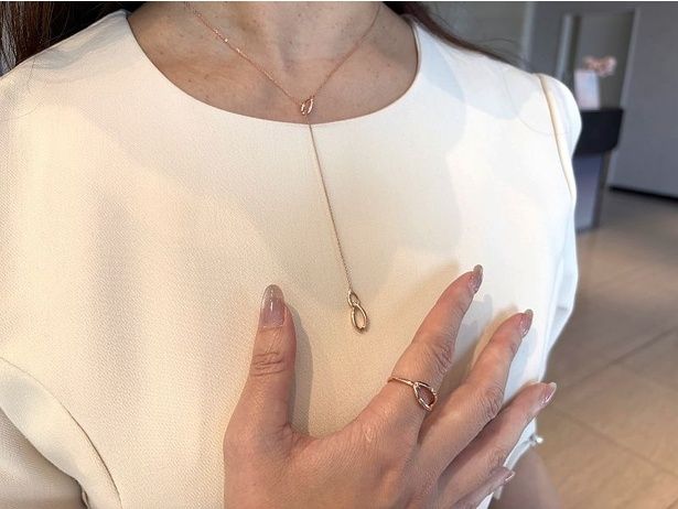 装着時のシルバー ネックレス