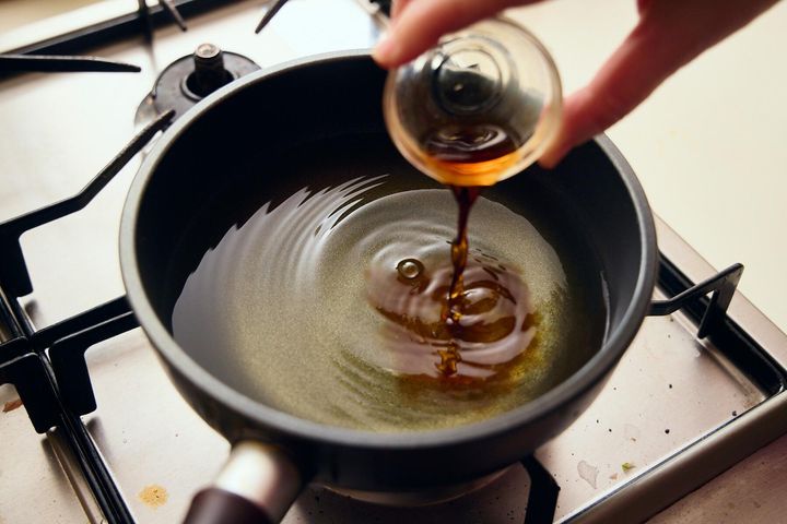 だしに味付けする