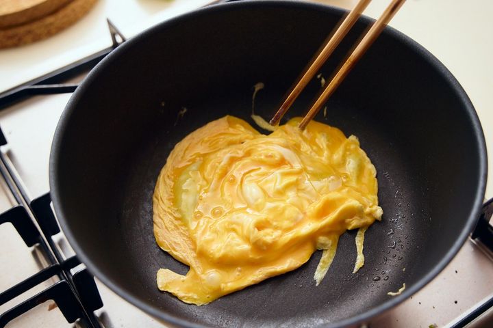 卵を溶いて軽く炒める