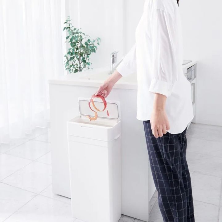 立ったまま捨てやすい高さ設計(25L)