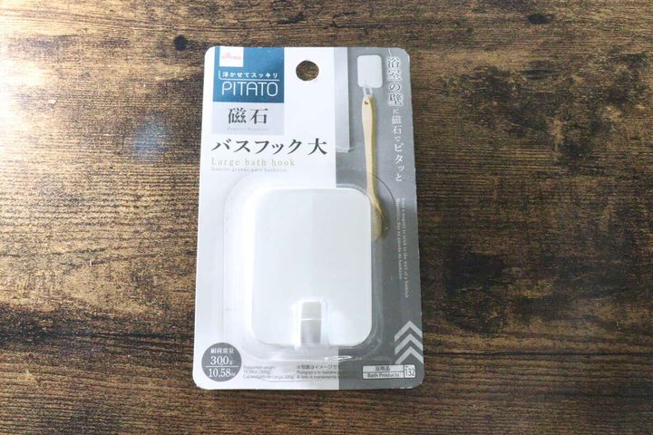 ダイソーのフック（バス用マグネット、1個）のパッケージ