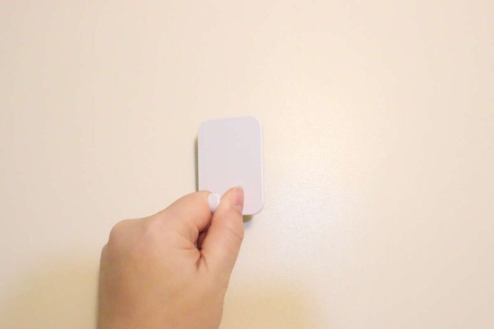 ダイソーのフック（バス用マグネット、1個）を貼り付ける