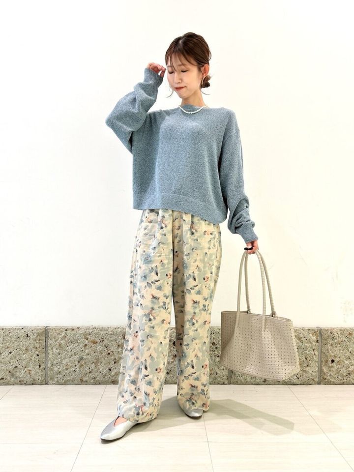2026春大人女性おすすめブルーニット花柄パンツコーデ