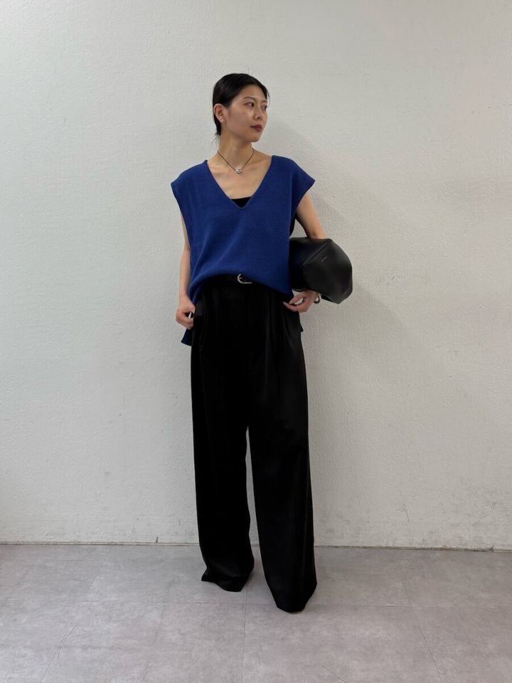 2026春大人女性おすすめブルーニット黒ワイドパンツコーデ