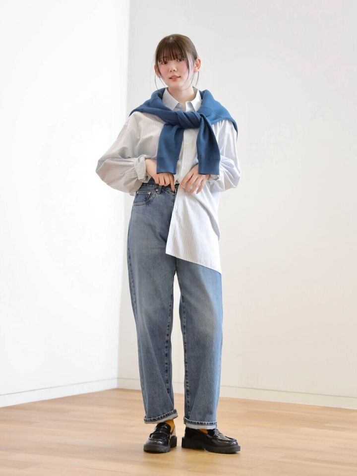 2026春大人女性おすすめブルーニット肩掛けコーデ