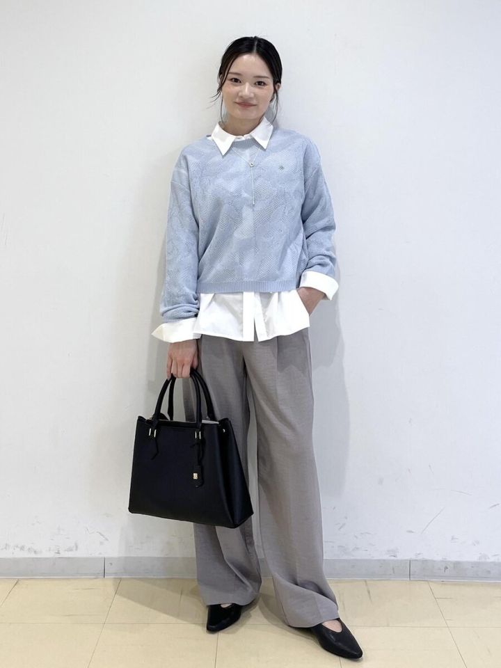 2026春大人女性おすすめブルーニットグレーワイドパンツコーデ