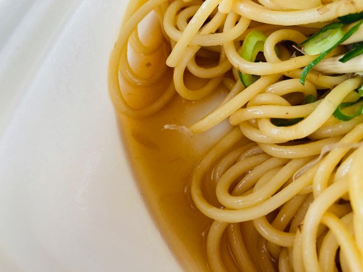 ゆず胡椒の存在感がよき！【ファミマ】優しい味わいの「蒸し鶏のゆず胡椒ぽん酢パスタ」