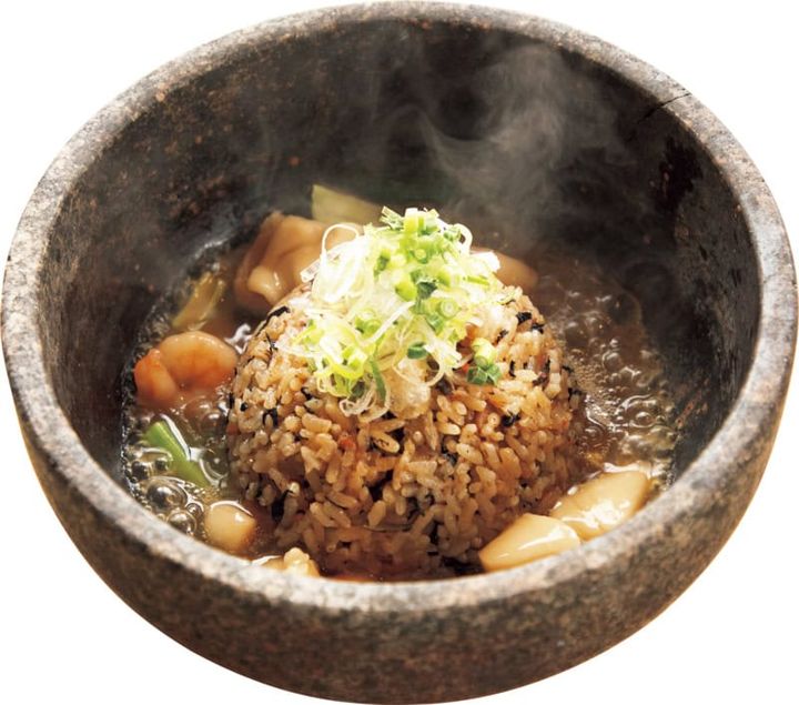 熱々の海鮮あんかけを混ぜながら食べる「白湯で焚き上げた石焼じゅーしー」