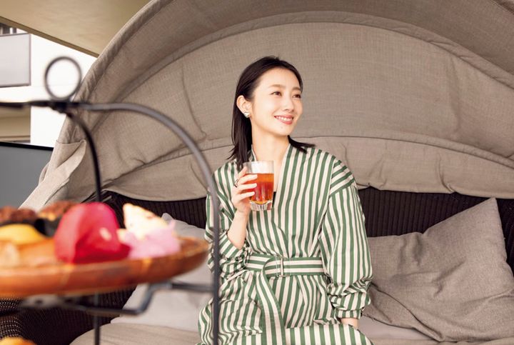 プールサイドのカバナでのんびりする波瑠さん