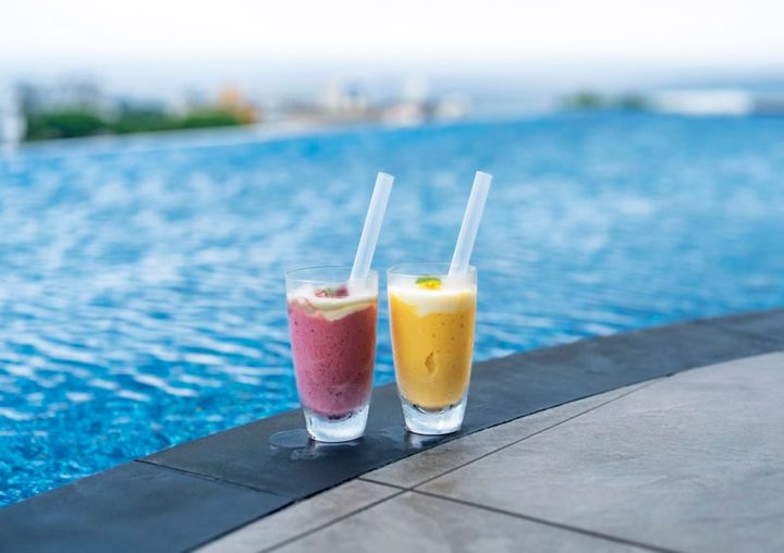 BOXに入れて部屋やプールサイドへのテイクアウトもOK。チャージ、ビューティーなど４種から選べる搾りたてスムージーも、好きな時に好きな場所で