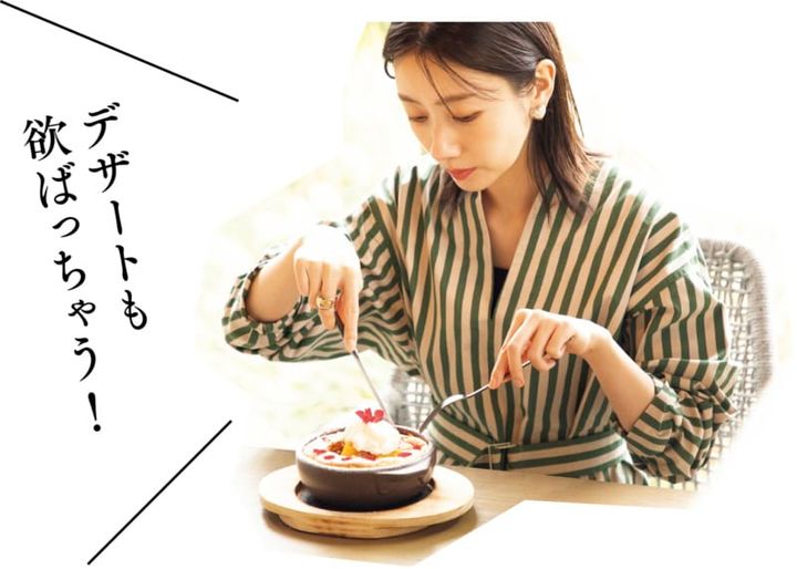 「デザートも欲ばっちゃう！」マンゴーとココナッツのチーズスフレパンケーキにナイフとフォークを刺す波瑠さん