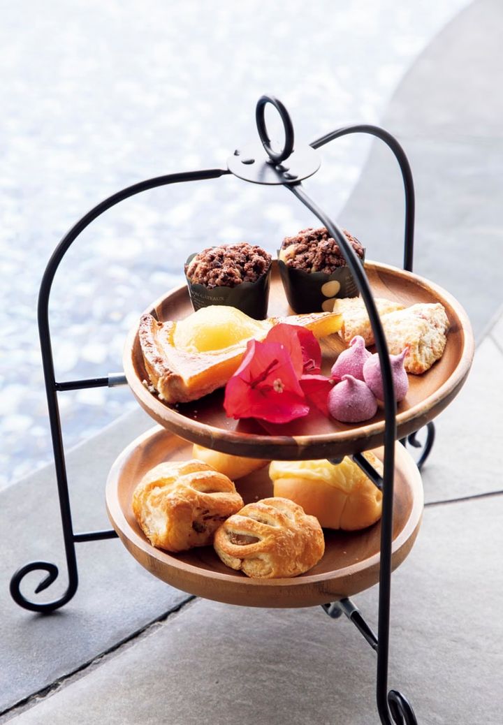 時間に応じて軽食の内容が変わるラウンジ「CHILLAX」。15:00～18:00はマフィンやスコーンなど焼き菓子が登場。スタンドに並べれば優雅なアフタヌーンティースタイルに。