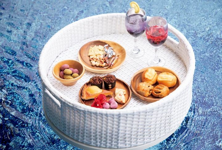 時間に応じて軽食の内容が変わるラウンジ「CHILLAX」。15:00～18:00はマフィンやスコーンなど焼き菓子が登場。フローティングトレイにのせればリゾートムードたっぷりな、水辺で味わう贅沢なティータイムをすごせる。