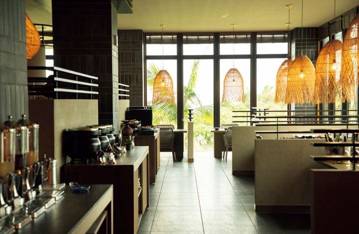 琉球DINING TASTE。席間にゆとりがあり、プライベート感のある落ち着いた空間。7:00～14:00は宿泊者専用のブランチタイム、18:00～22:00は、多国籍料理のエッセンスと沖縄料理が融合した多彩なディナーメニューを提供。