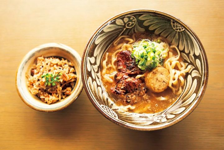 「自家製軟骨ソーキ炙りそば」とミニサイズのじゅーしー（炊き込みご飯）のセット。