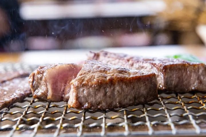 【極限の旨味を】白老牛の旨味を極限まで引き出す炭火焼き。世界2000社から選ばれた「至高の体験」