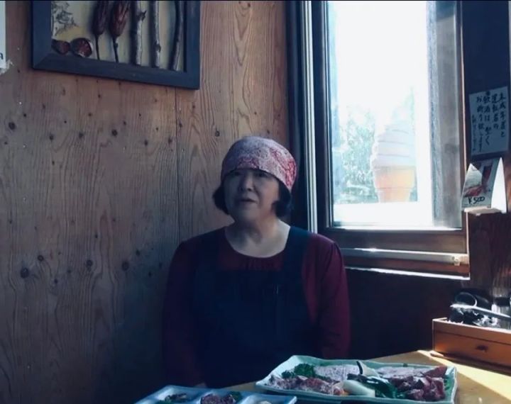 【志の原点】2014年、地元メディア『いぶり・おいしいもの にし・ひがし』に出演した際の様子。事業承継を見据え、一人の職人として白老牛の可能性を信じていたこの情熱が、世界一への道のりの始まりです。