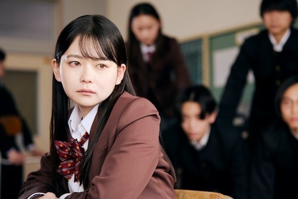 瞳に強い意志を宿して校庭を見つめる愛(山田杏奈) [c]2026 映画「NEW GROUP」製作委員会
