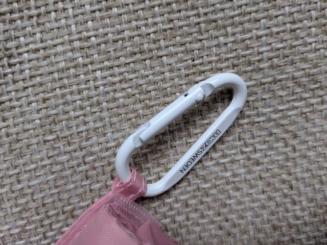 moz SWEDEN刻印入りホワイトカラビナアップ