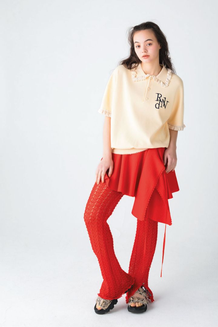 トップス ¥28,600（ロドリリオン／ネペンテス ウーマン トウキョウ） スカートコンビパンツ ¥27,500（プランクプロジェクト／プランクプロジェクト 青山店 TEL. 03-6455-4550） サンダル ¥69,300（カラー）