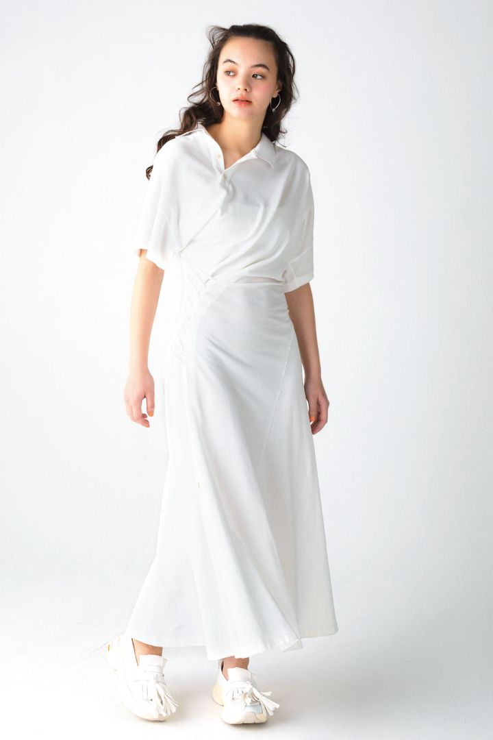 ワンピース ¥73,700（アキコアオキ TEL. 03-5829-6188） スニーカー ¥48,400（ロドリリオン／ネペンテス ウーマン トウキョウ）