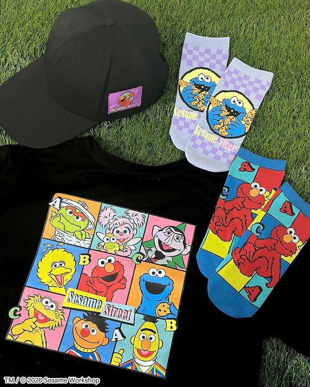 仲間たちが大集合したTシャツや、ポップなクルーソックスで足元からセサミコーデ