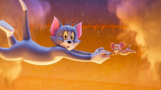 さらにはふたりが羅針盤を手に落下する瞬間 [c]2025 Warner Bros. (F.E.). All Rights Reserved.