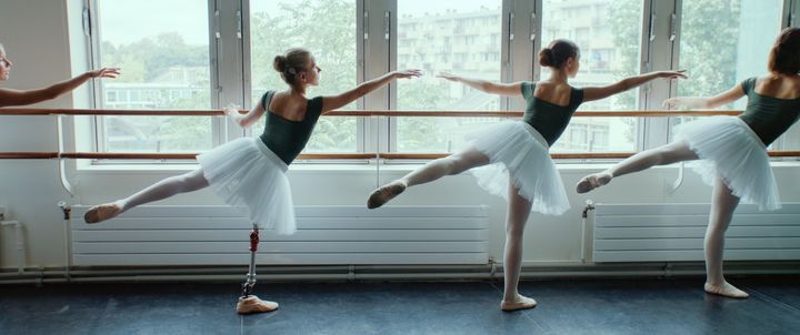 地震で片足を失ってもダンスに励む親友同士——夢をあきらめない子どもたちの笑顔が輝く