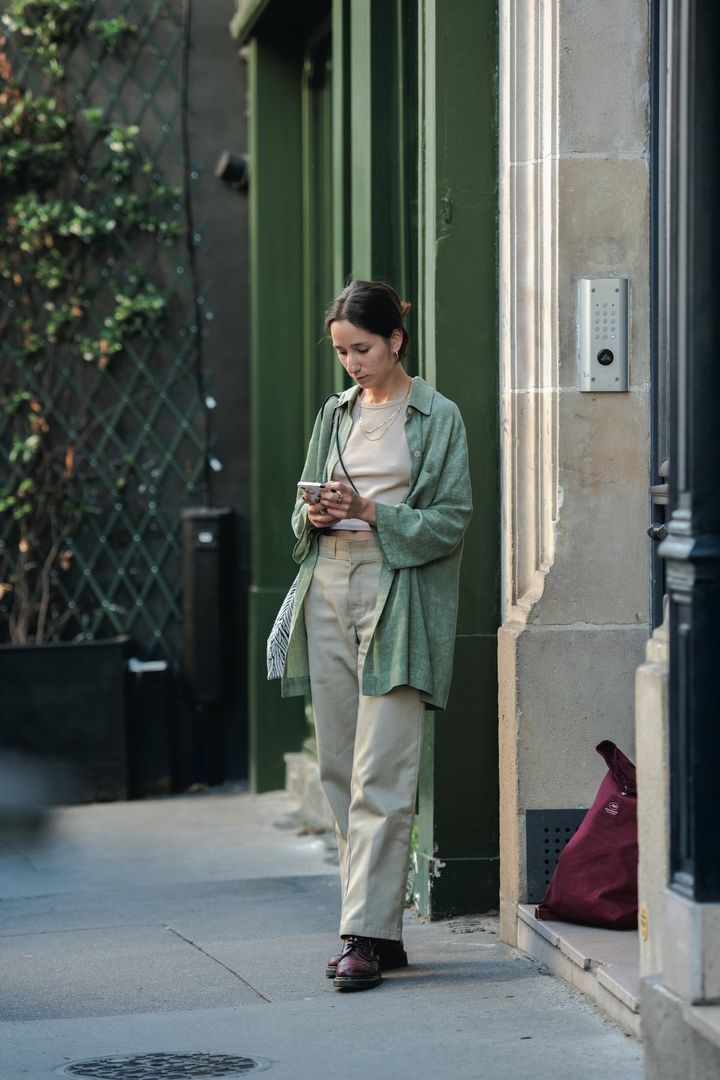 春らしい淡いトーンの装いには反対色の小物でメリハリをつけるのが正解