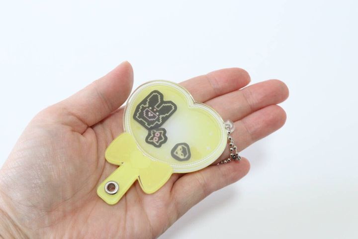 ダイソー推し活ペンライト型フォトフレームは手のひらサイズで存在感のあるサイズ