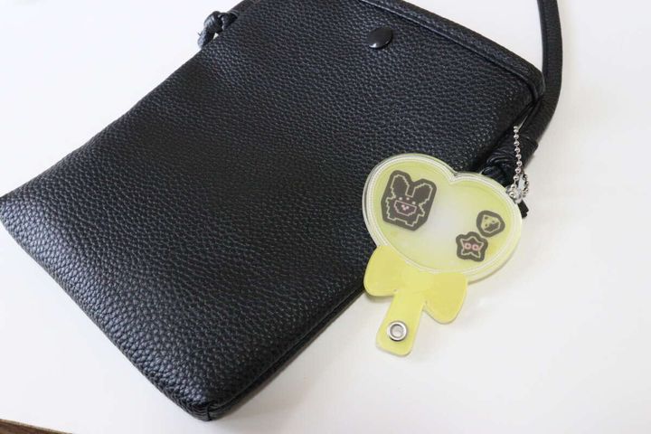 ダイソー推し活ペンライト型フォトフレームをバッグチャームとして使用した状態