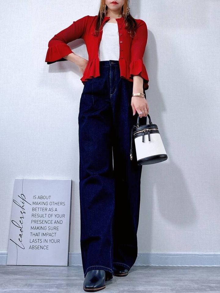 GUのリブフリルカーディガン by rokhレッド×デニムワイドパンツのコーデ全身