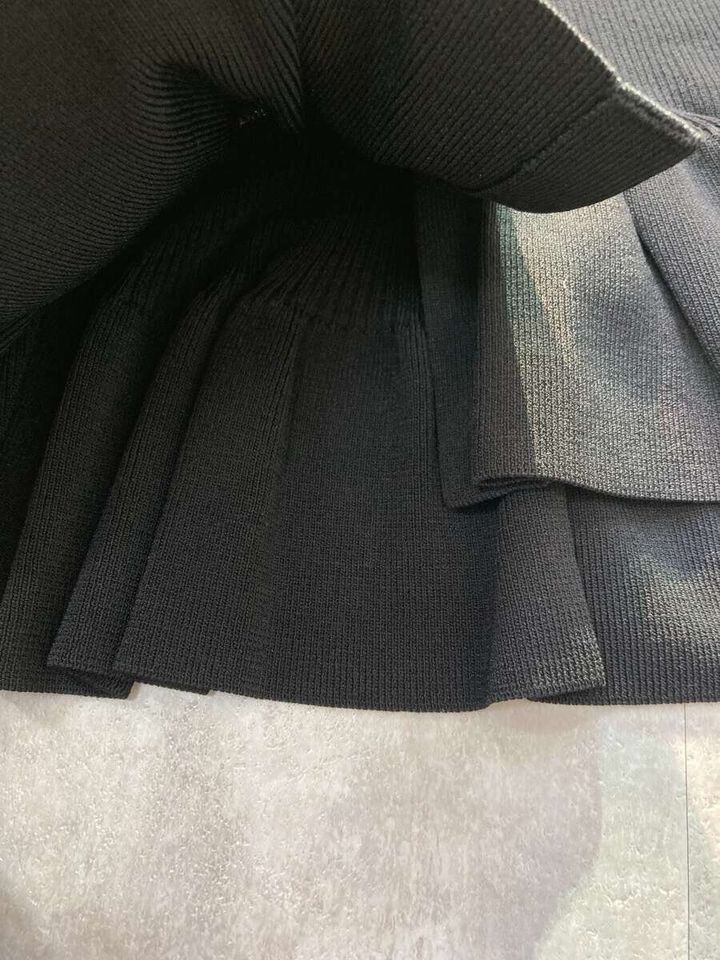 GUのリブフリルカーディガン by rokhブラック裾フリルのアップ