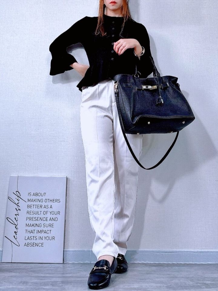 GUのリブフリルカーディガン by rokhブラック×ホワイトパンツのコーデ全身