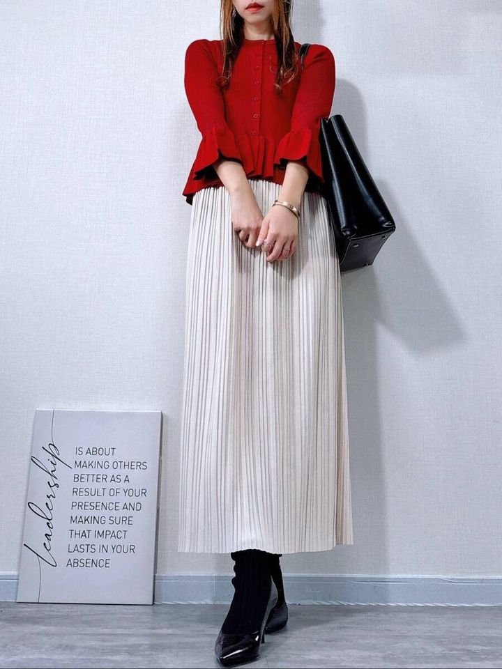 GUのリブフリルカーディガン by rokhレッド×ベージュプリーツスカートのコーデ全身