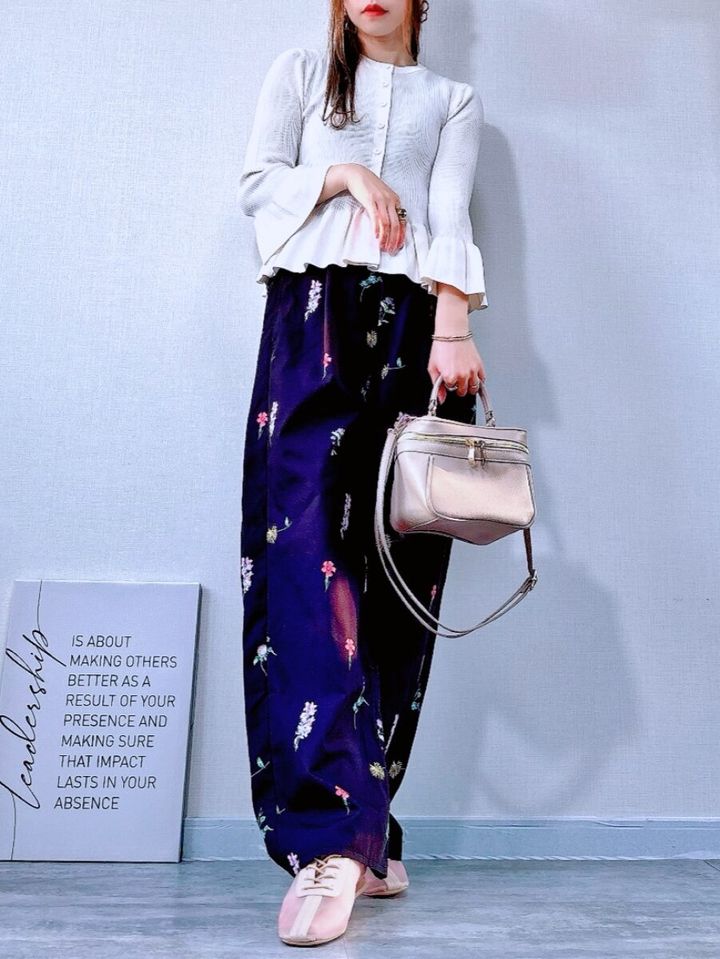 GUのリブフリルカーディガン by rokhホワイト×花柄ワイドパンツのコーデ全身