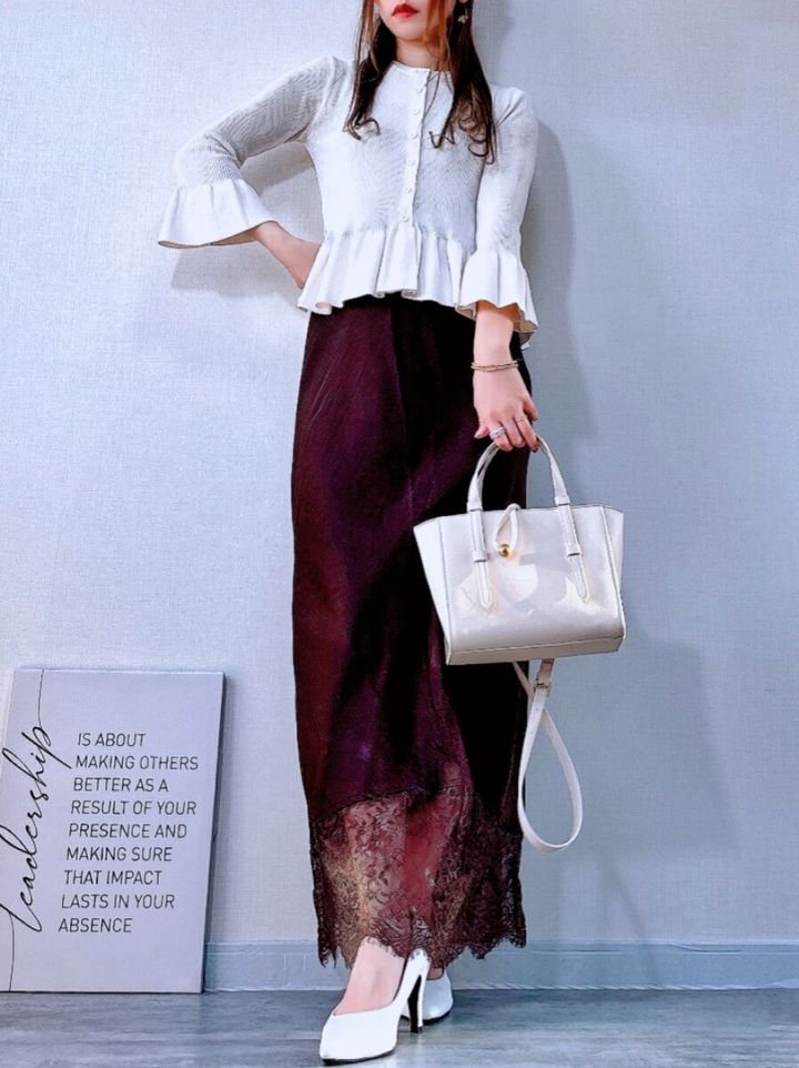 GUのリブフリルカーディガン by rokhホワイト×ボルドーレーススカートのコーデ全身