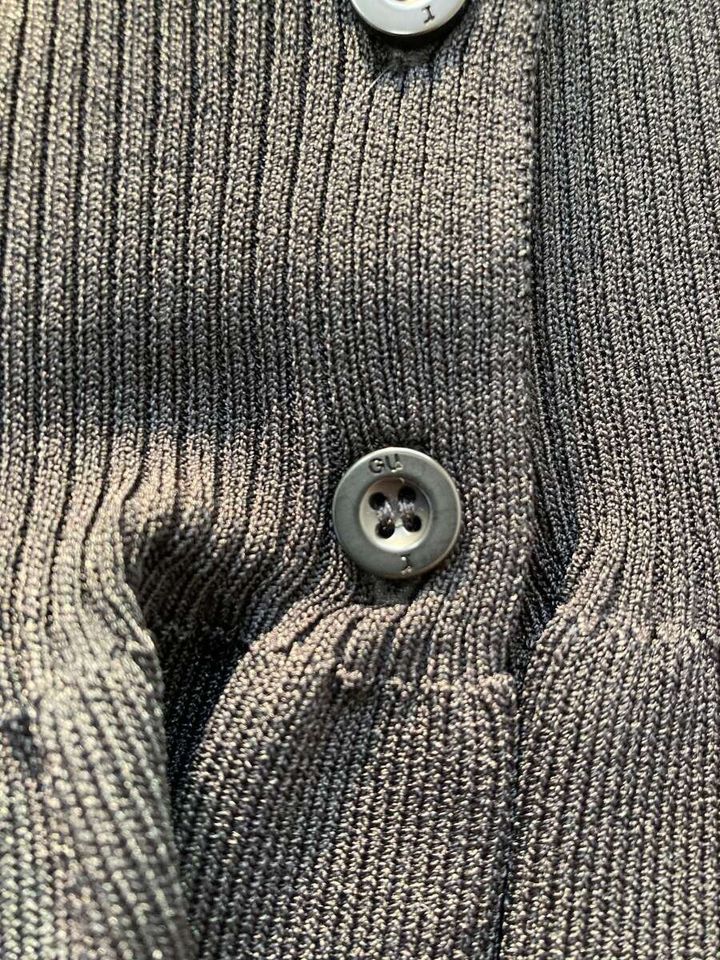 GUのリブフリルカーディガン by rokhブラックのリブ素材とボタンのアップ