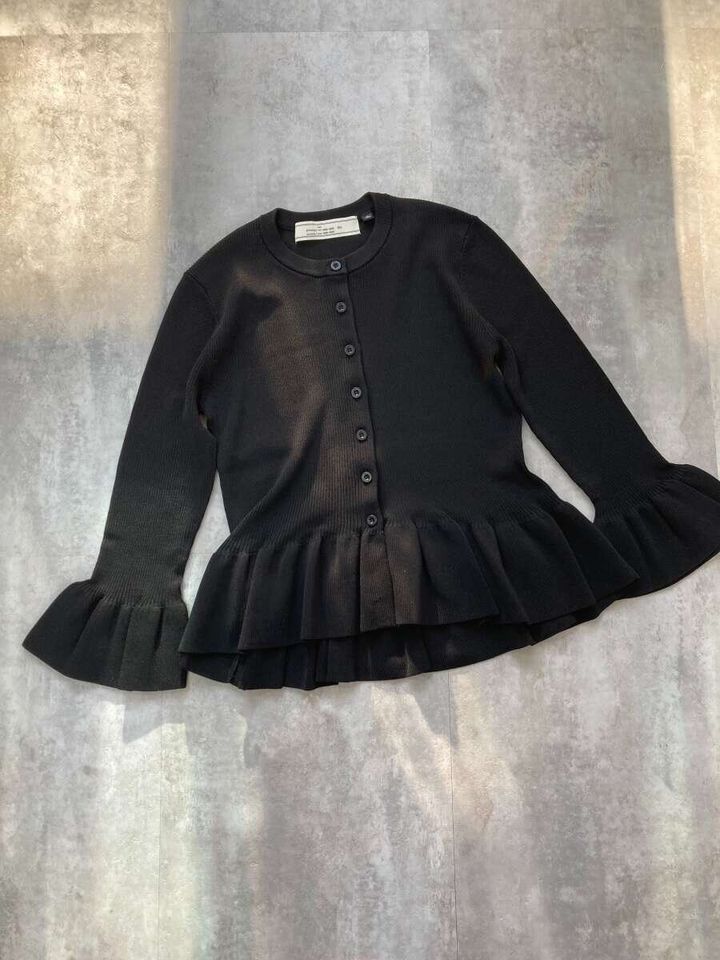 GUのリブフリルカーディガン by rokhブラック平置き全体