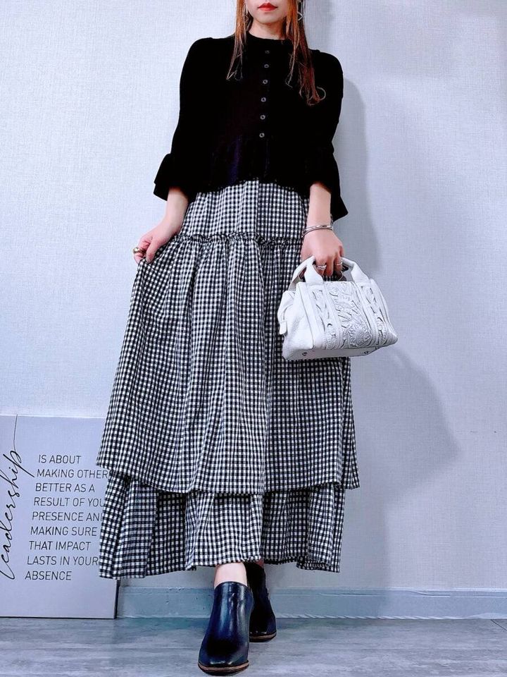 GUのリブフリルカーディガン by rokhブラック×ギンガムチェックスカートのコーデ全身