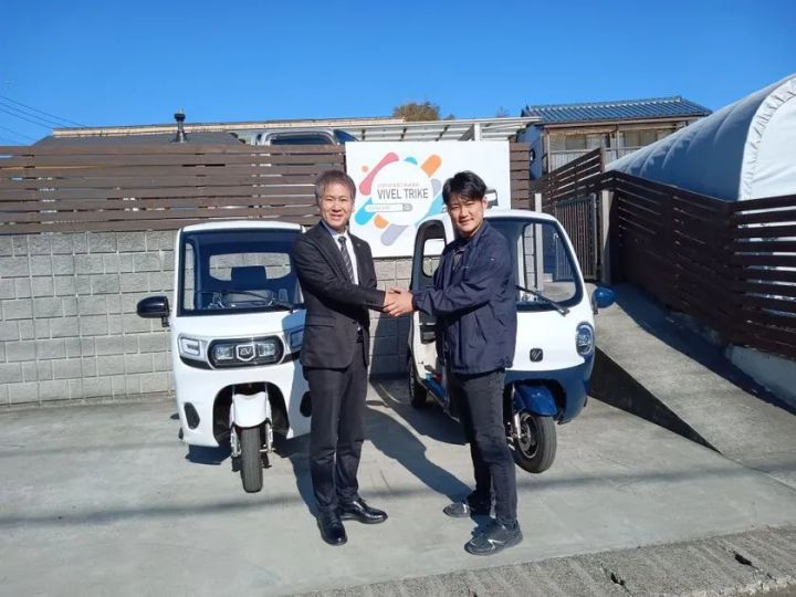 神奈川県伊勢原市の市長 萩原鉄也氏と握手を交わす株式会社社長 鈴木俊介氏