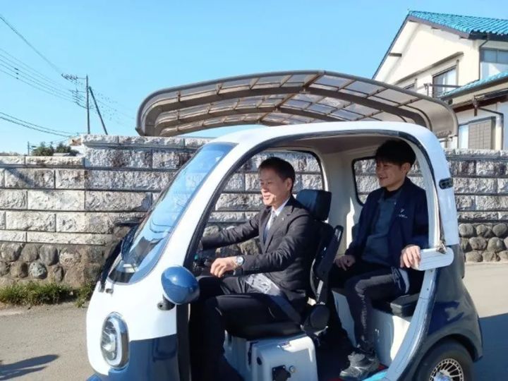 実際に株式会社バブルを訪れ試乗をする萩原鉄也氏 後部座席に乗る株式会社バブル社長 鈴木俊介氏