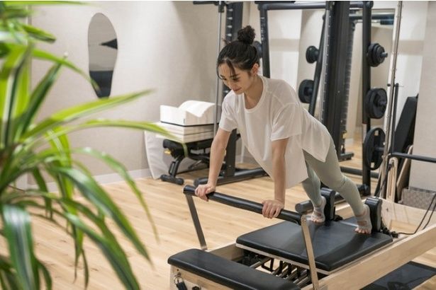 ヨガやピラティスで美姿勢づくりを (C)mattsu / PIXTA