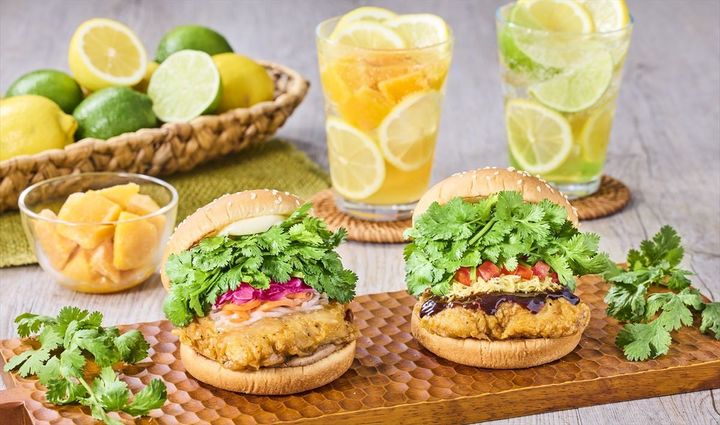 「パクチーチキンバーガー カオマンガイ」（右）と「パクチーチキンバーガー バインミー」